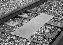 839995 Afbeelding van een tussen de rails aangebrachte plaat op het baanvak tussen Deurne en Horst-Sevenum voor ...